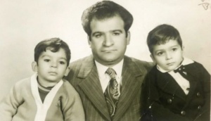 شادروان استاد عبدالله شکری به همراه فرزندانشان آقای پدرام شکری (سمت راست) و آقای بهرام شکری(سمت چپ)