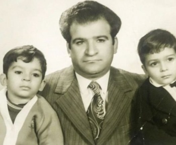 شادروان استاد عبدالله شکری به همراه فرزندانشان آقای پدرام شکری (سمت راست) و آقای بهرام شکری(سمت چپ)