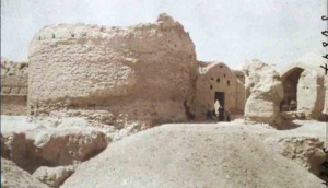 نمایی از ویرانه‌های دروازه ری قم ٢٧ ژولای ١٩٢٧ (۴ مرداد ١٣٠۶)