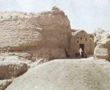 نمایی از ویرانه‌های دروازه ری قم ٢٧ ژولای ١٩٢٧ (۴ مرداد ١٣٠۶)