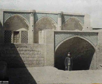 نمایی از یک مسجد و ورودی آب‌انبار در شهر قم سال 1306