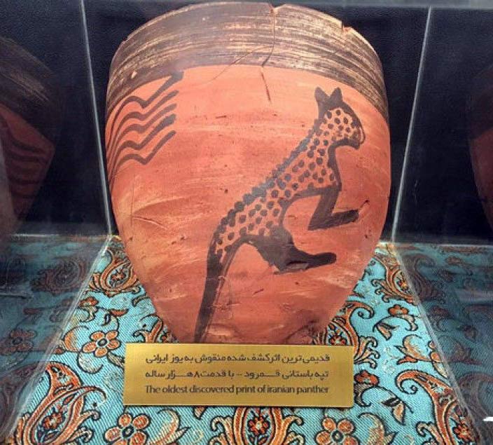 نمونه کشف شده سفال منقوش به یوز پلنگ ایرانی مربوط به هزاره ششم پیش از میلاد در تپه باستانی قمرود.