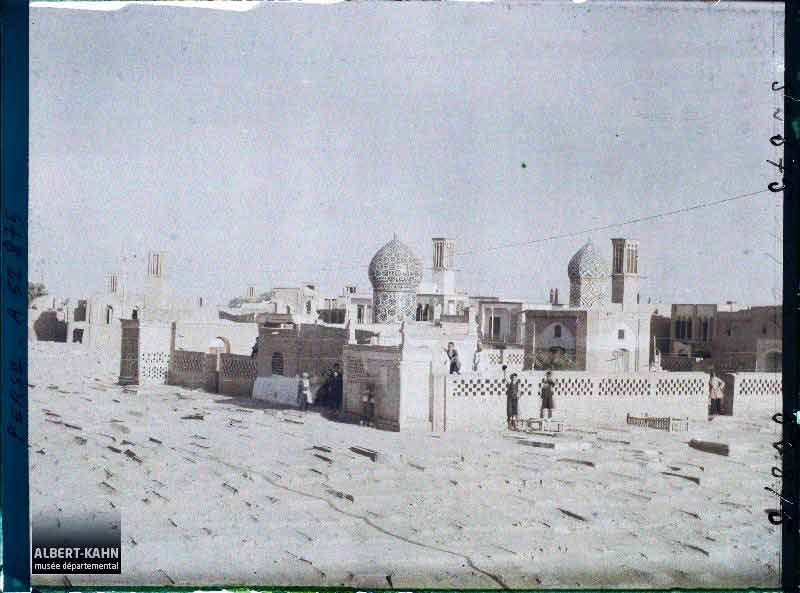 تصویر قدیمی از قبرستان شیخان، قبرستانی تاریخی در نزدیکی حرم حضرت معصومه (س) در قم مربوط به سال ۱۳۰۶ ش