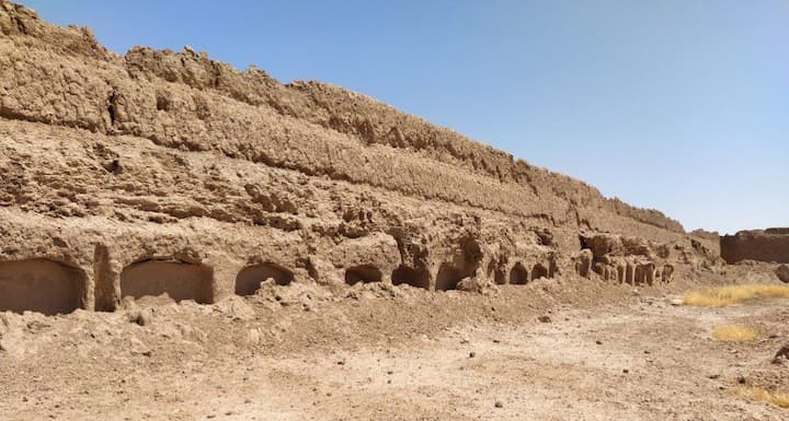 بقایای حجره های اطراف حیاط جبهه شرقی قلعه حسین آباد قم، عکس از فاطمه حسین‌جمال