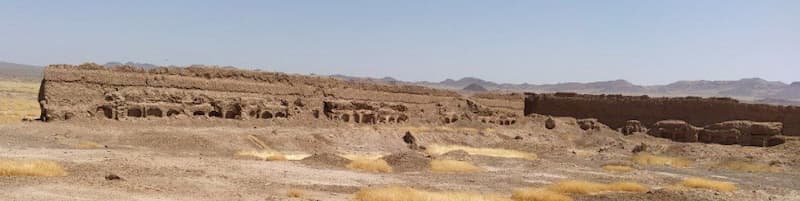 بقایای حجره های اطراف حیاط جبهه شرقی قلعه حسین آباد قم