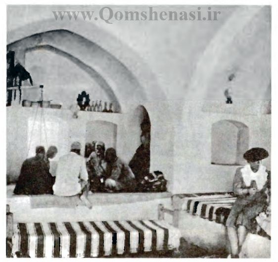 قهوه‌خانه‌ای در مسیر قم به دلیجان نزدیک دولت‌آباد قم منبع: کتاب آثار ایران